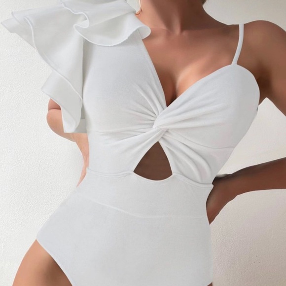 NEW!!!Twist Front Ruffle Trim One Piece Swimsuit - Picture 1 of 4